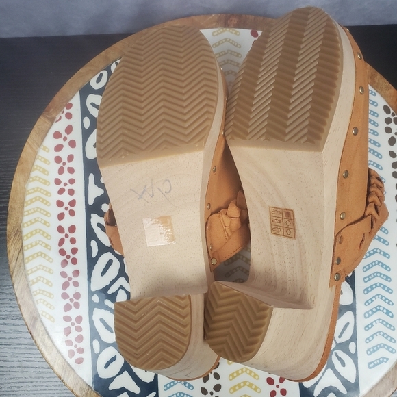 J. Crew Camel Faux Suede Clogs Wood Heel EUC women's SZ 7.5 - Picture 10 of 12
